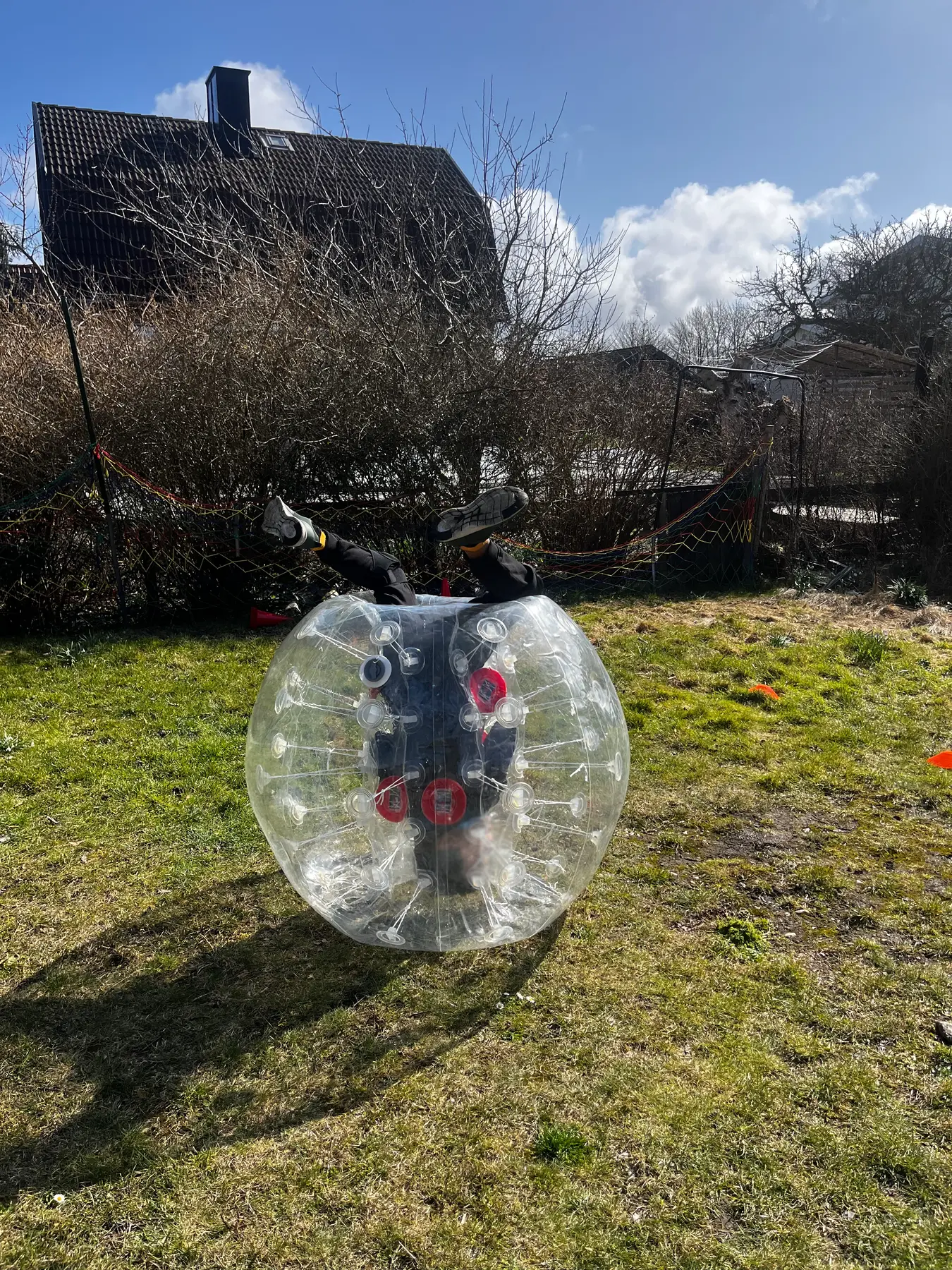 En deltagare har vält upp och ner i en bumperball på gräs